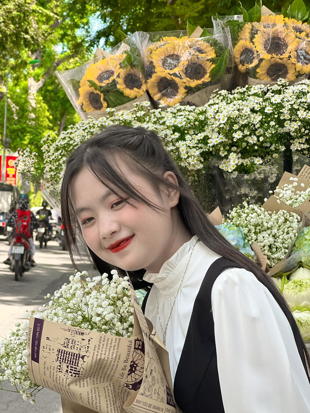 Chưa kể, cô gái dân tộc cũng được mua nhiều đồ, điện thoại đắt tiền, xe máy hay mang hàng trăm triệu đồng về cho bố mẹ sửa nhà.