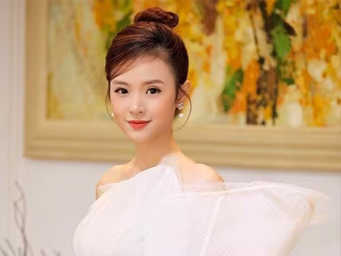 Ở tuổi 31, Midu khiến nhiều người ngưỡng mộ khi có cuộc sống thành đạt và vẻ ngoài trẻ trung, xinh đẹp. Cô giảng viên trường Đại học Hutech này là hình mẫu lý tưởng cho mọi cô nàng sinh viên trong trường noi theo.