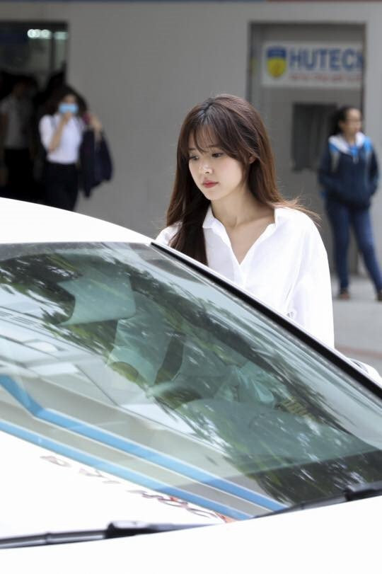 Chỉ mới xuất hiện trong khuôn viên trường Hutech, Midu đã khiến nhiều người phải chú ý tới mình.
