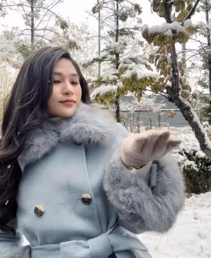 "Các bạn Hàn Quốc nói là tôi rất may mắn vì đây là đợt tuyết đầu mùa đẹp nhất trong nhiều năm trở lại đây. Coi như Hàn Quốc đã tặng tôi một món quà sinh nhật vô cùng đặc biệt", nữ MC Thời sự nói.