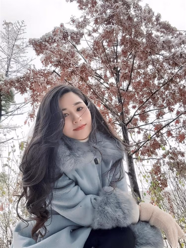 Trang thủ khung cảnh quá đẹp, MC Minh Trang nhờ một người bạn ghi lại những khoảnh khắc đáng nhớ trong ngày sinh nhật nơi xứ người.