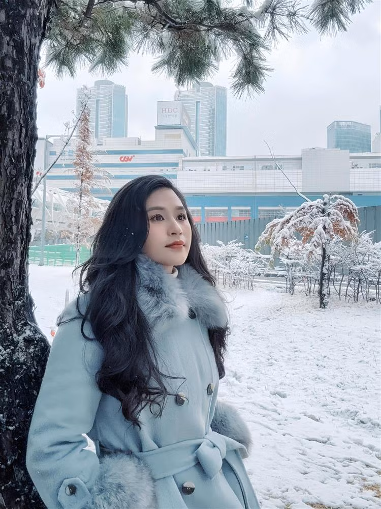 Chính vì vậy, dù trời vô cùng giá lạnh nhưng MC Minh Trang vẫn lên đồ ra đường tận hưởng không khí, chiêm ngưỡng cảnh tượng kỳ thú trước mắt với những lớp tuyết trắng xoá phủ khắp đường đi và cây cỏ.