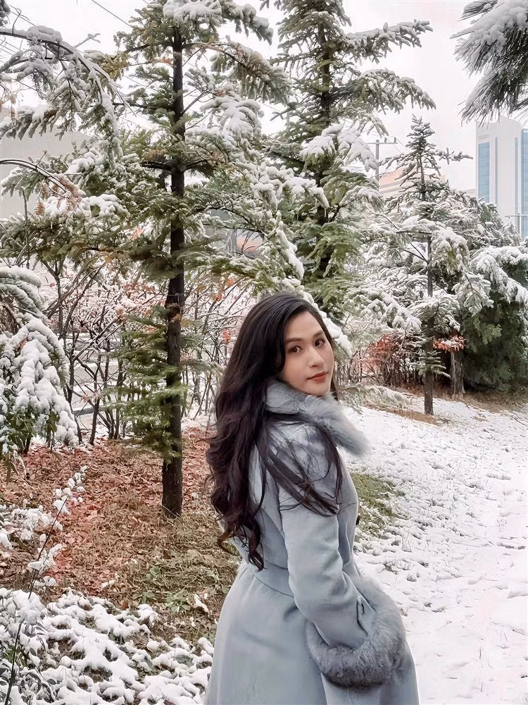 Chia sẻ lên trang cá nhân, MC Minh Trang viết: "Hôm nay sinh nhật tôi lại rơi đúng vào đợt tuyết hơn 100 năm mới có một lần nên cảm thấy vô cùng đặc biệt".