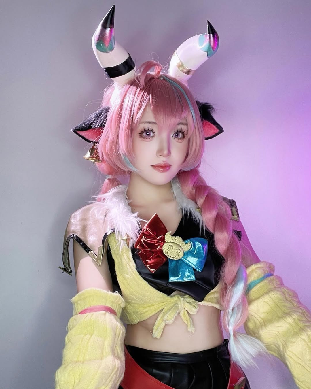 Theo tìm hiểu, nữ coser gây ấn tượng với màn tẩy trang khoe mặt mộc trên là Nguyễn Minh. Cô sở hữu hàng trăm nghìn người theo dõi trên nền tảng như TikTok, hàng chục nghìn trên Instagram và Facebook.