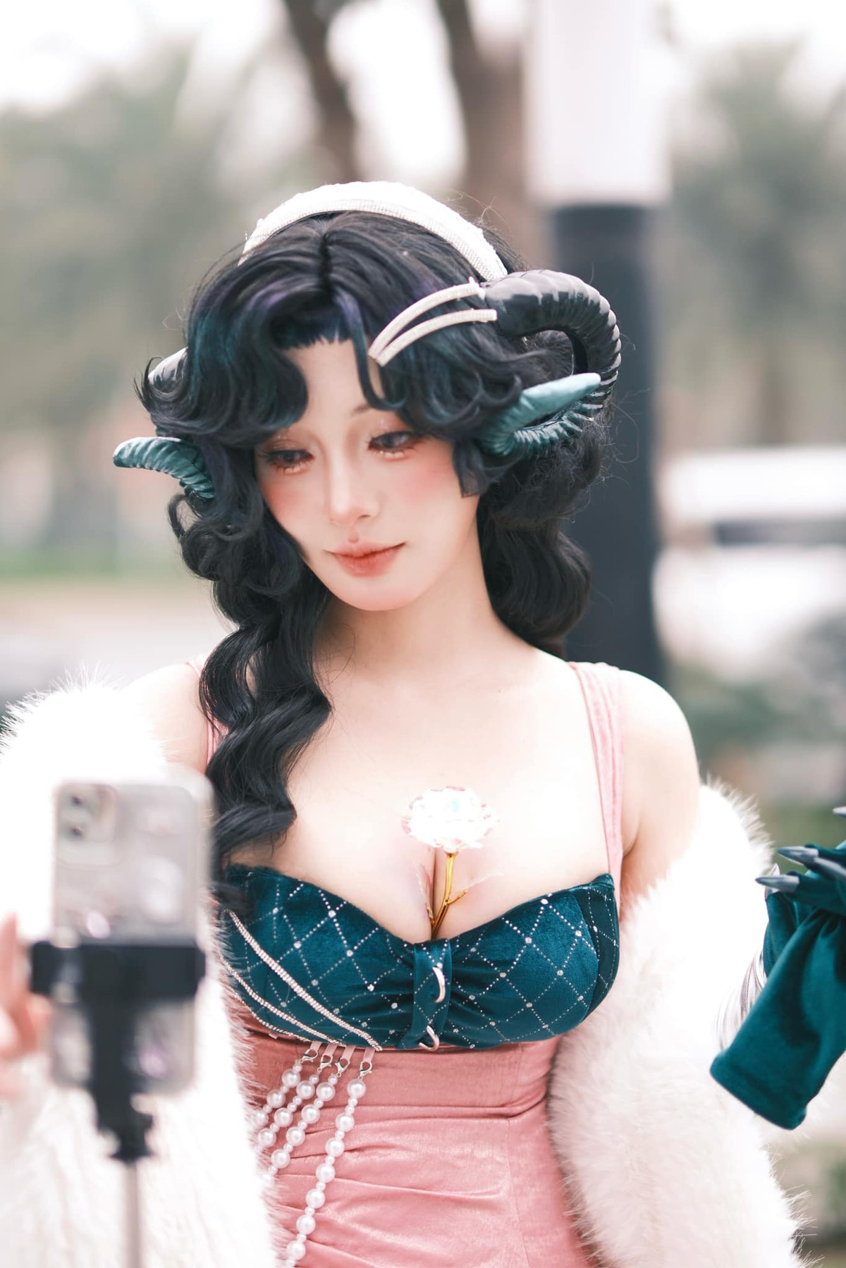 Chỉ một bài đăng vô tư đã giúp nữ coser nhận được thêm nhiều thiện cảm từ cộng đồng mạng. Hành động tưởng chừng đơn giản lại tạo nên sức ảnh hưởng mạnh mẽ. Nó góp phần xóa bỏ áp lực "phải hoàn hảo", đồng thời truyền cảm hứng cho các bạn nữ về việc yêu bản thân mình trong mọi trạng thái.