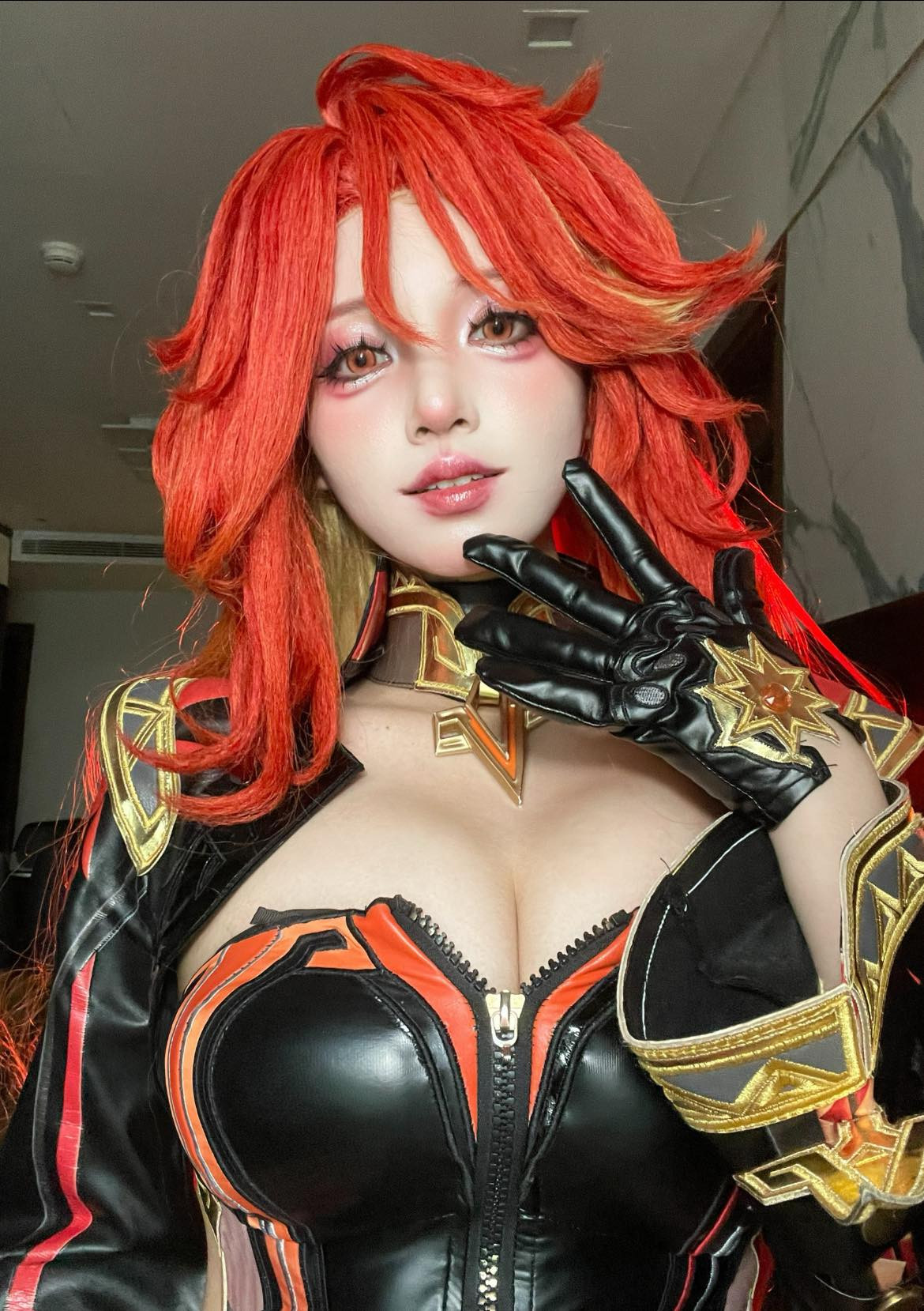 Điều khiến Nguyễn Minh thu hút không chỉ nằm ở lớp hóa trang công phu hay trang phục đầu tư công phu, tỉ mỉ mà còn ở sự gần gũi với người xem.