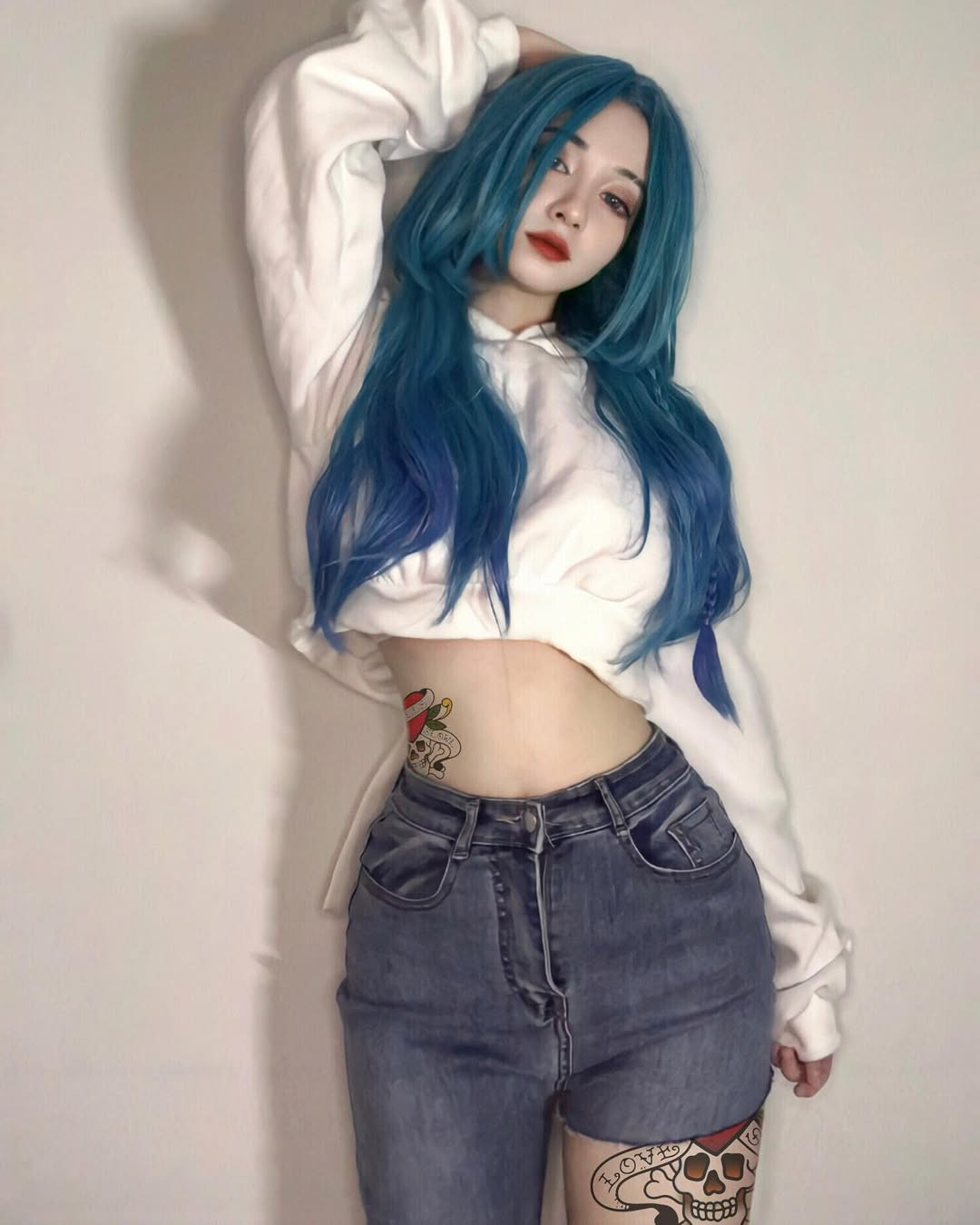 Nữ cosplayer này không chỉ biết cách biến hóa trước ống kính, mà còn rất khéo léo trong việc kết nối với người xem qua các nội dung đời thường, gần gũi.