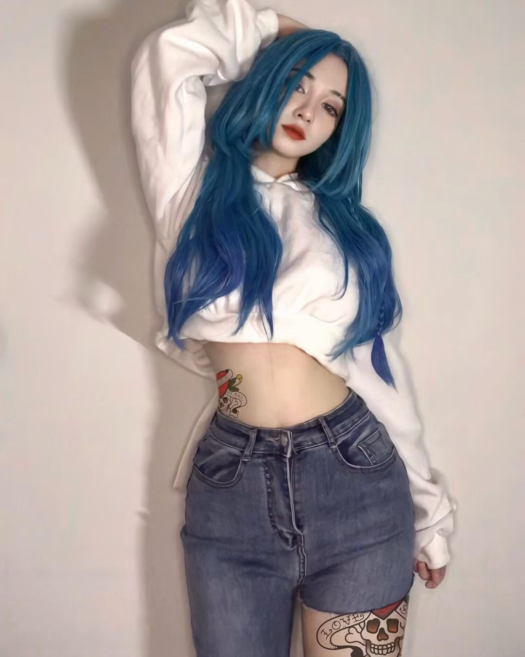 Nữ cosplayer này không chỉ biết cách biến hóa trước ống kính, mà còn rất khéo léo trong việc kết nối với người xem qua các nội dung đời thường, gần gũi.