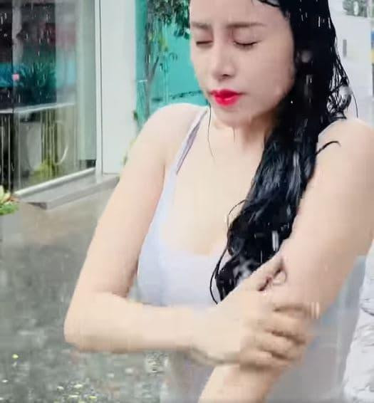 Cách đây nhiều năm, bà Tưng nổi tiếng nhờ một clip nhảy gợi cảm.