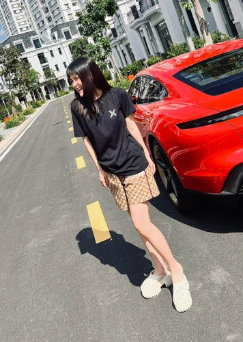 Dù vóc dáng nhỏ nhắn nhưng Đoàn Di Băng có ba vòng cân đối, dễ mặc đồ.