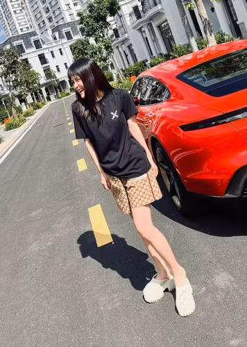 Dù vóc dáng nhỏ nhắn nhưng Đoàn Di Băng có ba vòng cân đối, dễ mặc đồ.