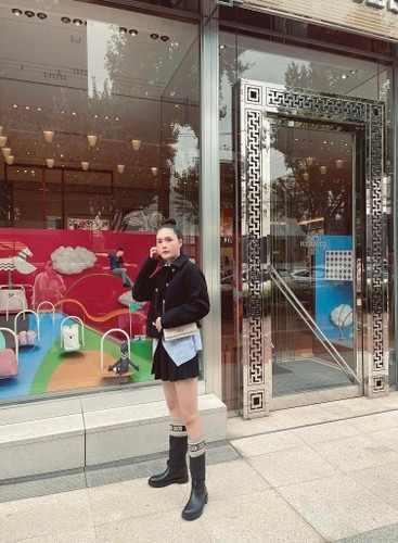 Ở khoảnh khắc bị chụp lén, Di Băng bị "dìm" thê thảm với làn da đen sạm. Điều này khiến nhiều người bất ngờ bởi hot mom Sài thành nổi tiếng có làn da trắng sáng, mịn màng.