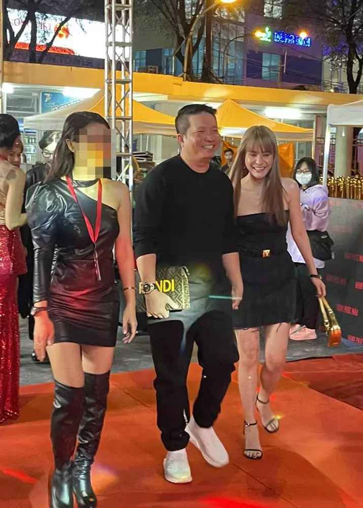 Sau đó, Đoàn Di Băng tiếp tục chuyển sang chế độ quay ngoại hình có sự hỗ trợ của các phần mềm. Đặt 2 khoảnh khắc ra so sánh, dân mạng nhận định gương mặt vị nữ đại gia này không thay đổi quá nhiều.