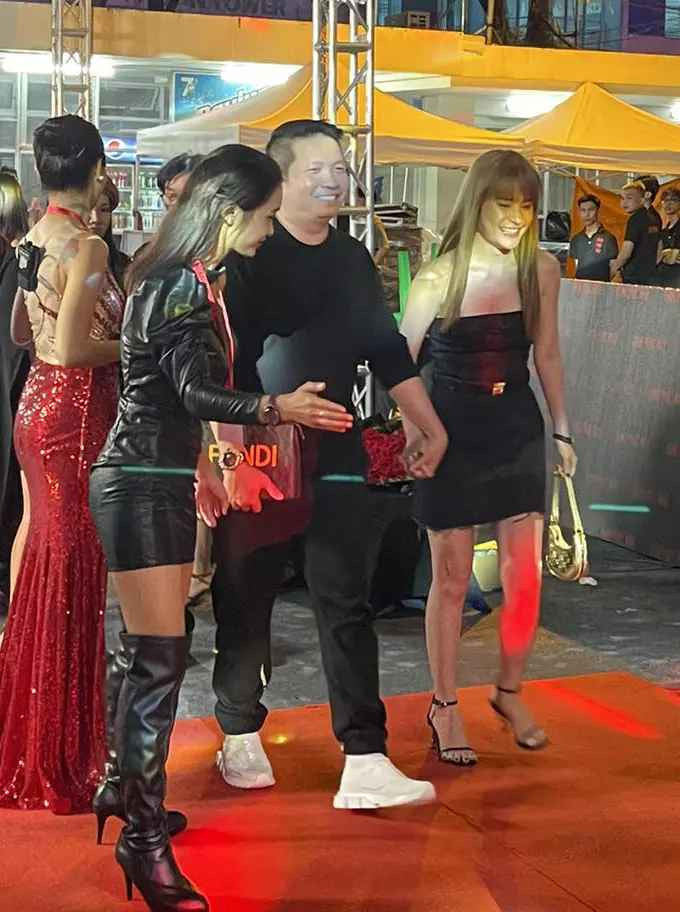 Ở lần lên sóng này, "nữ đại gia quận 7" gây ấn tượng với lan da trắng sáng mịn màng chẳng khác gì chụp qua các phần mềm chỉnh ảnh.