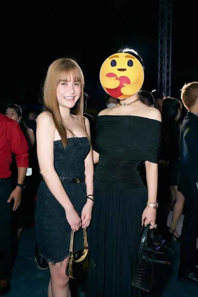 Chỉ khác một điều đó là khi dùng app, gương mặt của hot mom 3 con trông thon gọn hơn mà thôi.