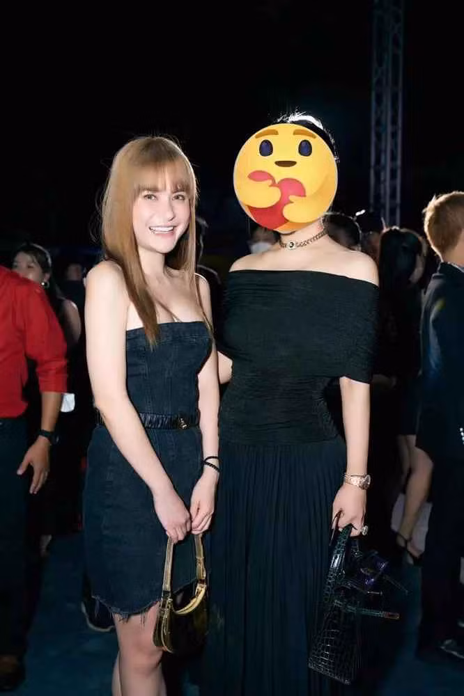 Chỉ khác một điều đó là khi dùng app, gương mặt của hot mom 3 con trông thon gọn hơn mà thôi.