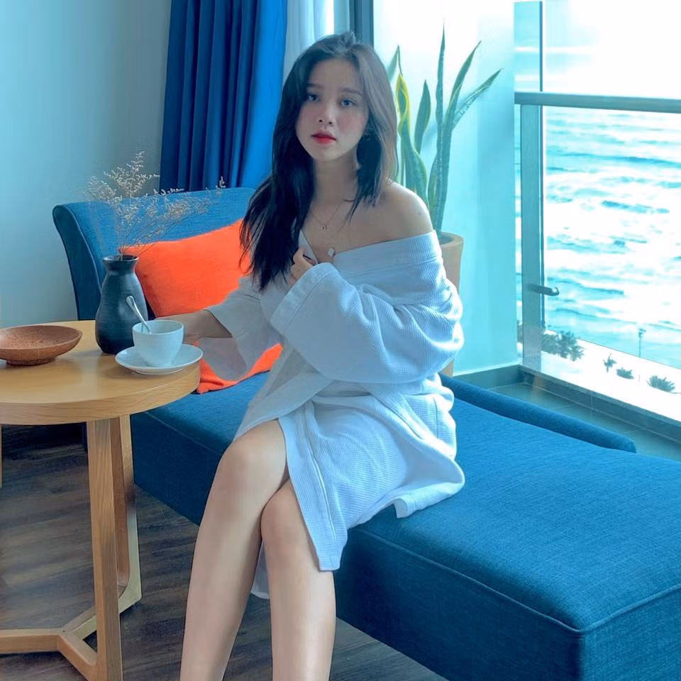 Điều tuyệt vời nhất là được cùng với mọi người, cùng chung một chuyến hành trình thiện nguyện, "Lần đầu tiên đi tình nguyện có nhiều bỡ ngỡ nhưng cũng đầy những kỉ niệm khi mình có một lễ Trung Thu vô cùng ý nghĩa. Sau đó mình dần dần mê những chuyến tình nguyện lúc nào không hay" - Hoa Mỹ chia sẻ. Ảnh sử dụng trong bài: FBNV