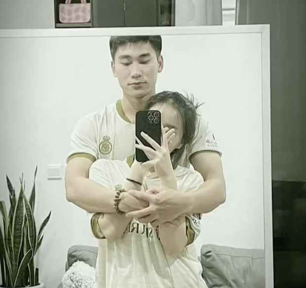 Thời gian gần đây, tiền đạo Nhâm Mạnh Dũng dính tin đồn hẹn hò với cô nàng hot girl Ngoại thương Đồng Thị Hoa Mỹ.