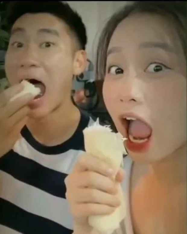 Trong một khoảnh khắc khác, Mạnh Dũng cùng gái xinh ăn bò bía với biểu cảm đáng yêu. Những bằng chứng này khiến dân tình càng khẳng định Mạnh Dũng và Hoa Mỹ đang hẹn hò.