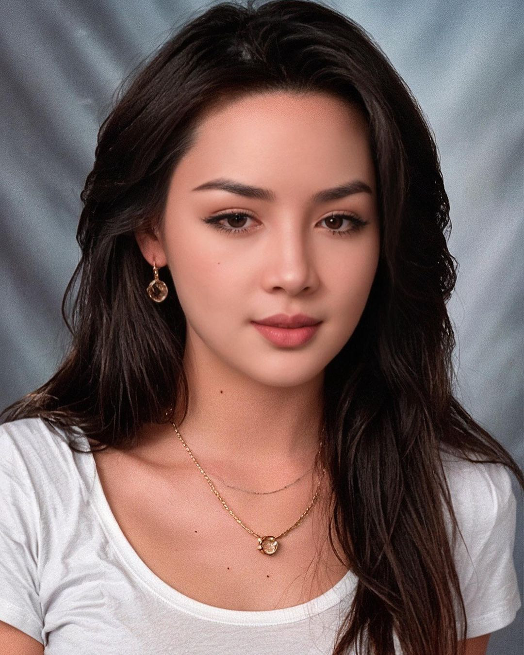 Vũ Thanh Quỳnh (sinh năm 1992) được biết đến là hot girl "lột xác" và đổi đời nhờ phẫu thuật thẩm mỹ.