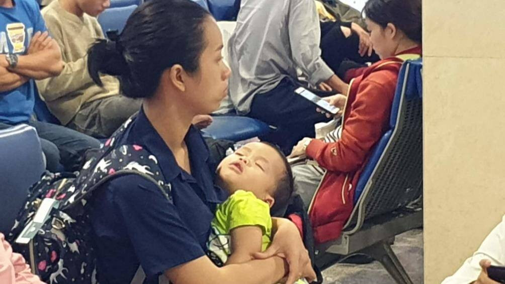 Rất nhiều hành lý, vali được các người dân xếp trong chuyến đi về quê ăn Tết của mình.