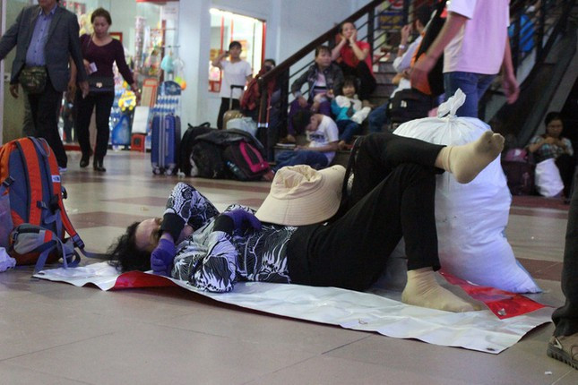Có mặt tại những bến xe, ga tàu vào những ngày cận Tết Nguyên đán thì không thiếu những cảnh người ăn ngủ la liệt tại chỗ khiến nhiều người cảm thấy hoang mang.