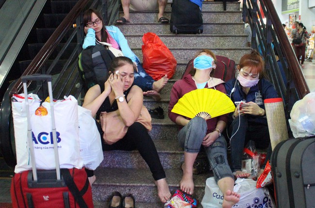 Cầu thang cũng là địa điểm được nhiều bạn trẻ chọn để ngả lưng.