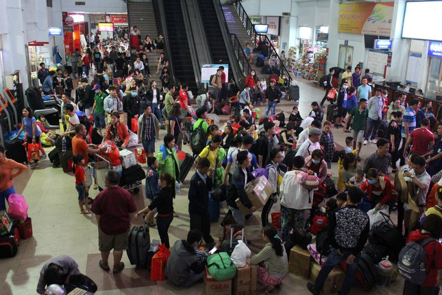 Cứ đến mỗi dịp cận Tết, nhiều người lại sống trong nỗi "nơm nớp lo sợ" về những tấm vé về quê ăn Tết.