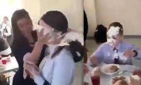 Cô gái bị nhóm bạn thân úp bánh sinh nhật vào mặt.