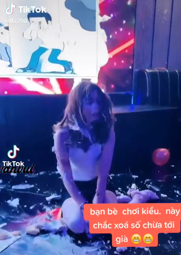 Mới đây, khi đoạn clip một cô gái liên tục bị úp bánh kem vào mặt, xung quanh là vô số kem nằm la liệt, be bét khiến cư dân mạng xem xong vô cùng phẫn nộ.