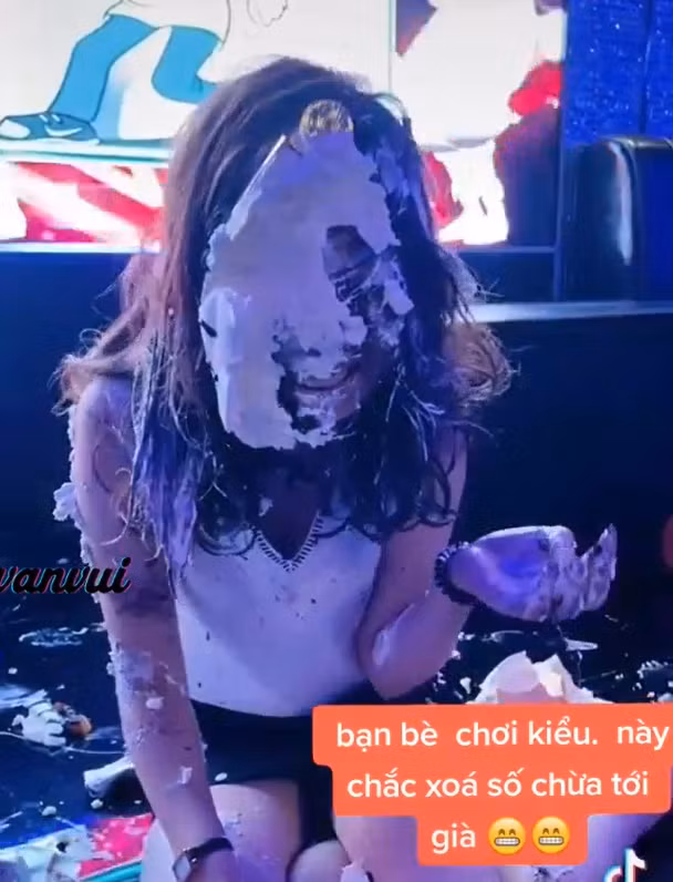 Có vẻ như không chỉ 1 lần, cô gái đã liên tục bị trét kem lên mặt liên tục bởi xung quanh đã có rất nhiều kem rơi trên nền.