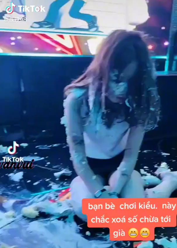 Chưa kể tới việc, nó còn bẩn và đôi khi khiến chủ nhân bữa tiệc sinh nhật cảm thấy khó chịu.