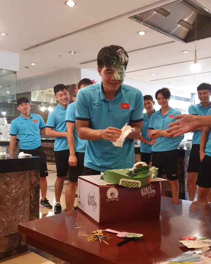 Cầu thủ đội tuyển Việt Nam cũng từng nhiều lần bị úp bánh sinh nhật vào mặt trong ngày vui của mình.