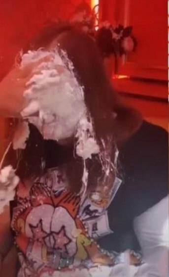 Rất nhiều cư dân mạng tỏ ra phẫn nộ trước hình ảnh cô gái bị úp bánh sinh nhật vào mặt: "Nếu là người trưởng thành thì không ai chơi sinh nhật kiểu này mà gọi món ngon cùng nhau ăn uống vui vẻ thôi" hay "Giống đánh ghen... Cũng phết kem lên mặt nhưng 1 cái nhẹ nhàng tình cảm còn được chứ úp cả cái lên mặt thế này thì..."