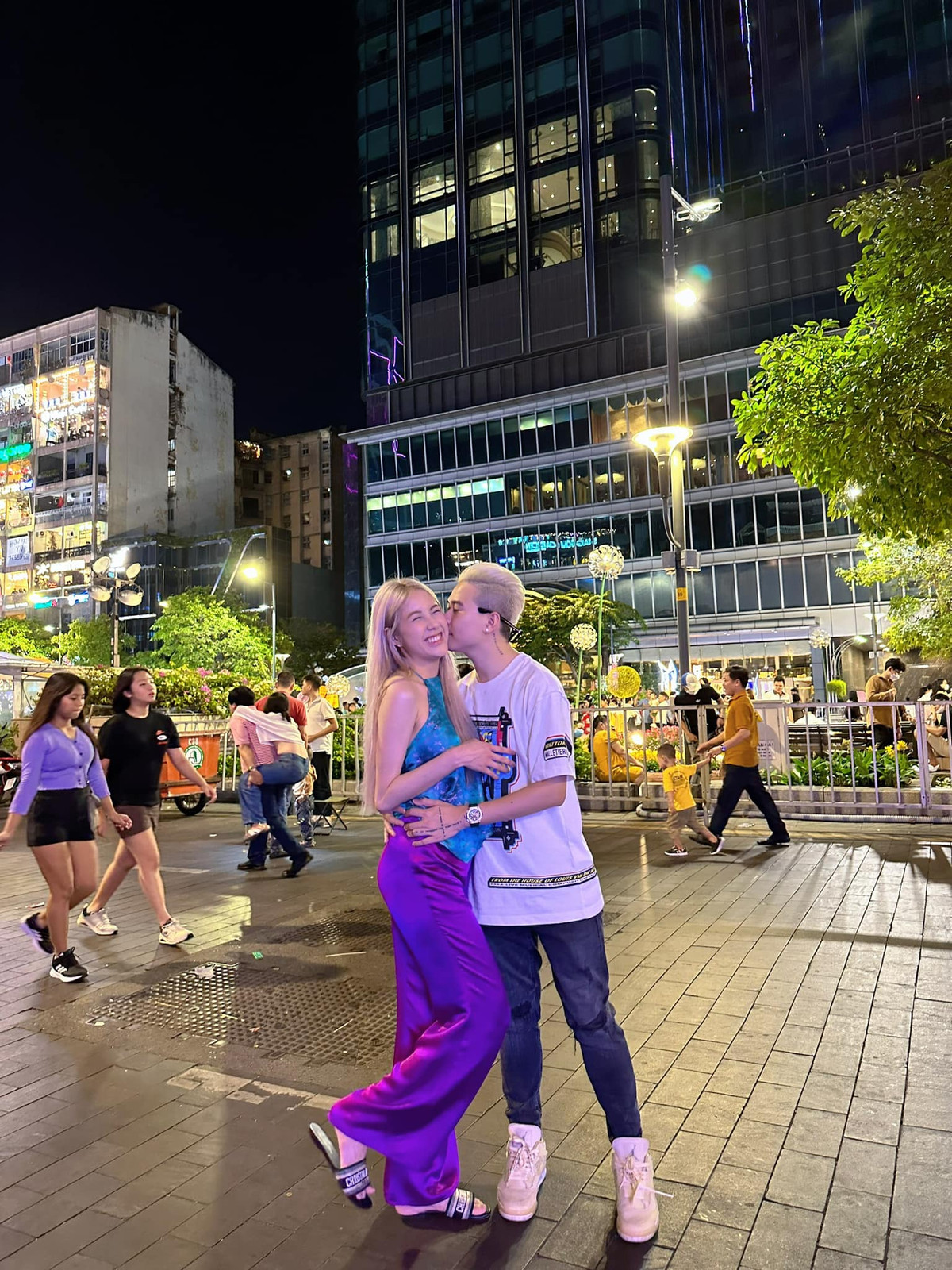 Hiện tại, Trân Mèo đã là hot mom với 2 nhóc tỳ đáng yêu, kháu khỉnh. Cô chủ yếu ở nhà để chăm sóc con, hỗ trợ ông xã trong công việc và vẫn kinh doanh riêng.