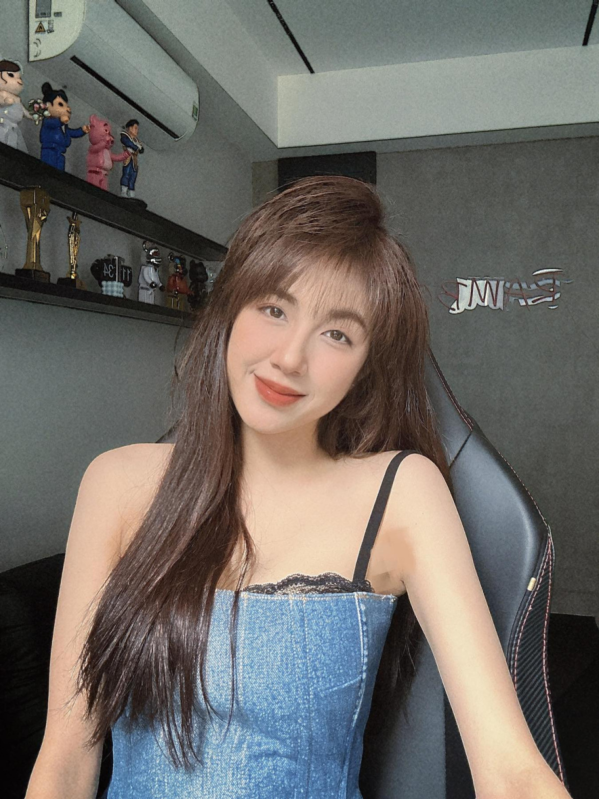 hi bắt đầu chuyển sang kinh doanh đồ ăn, Trân Mèo được nhiều người gọi với biệt danh “hot girl bánh tráng”. Bởi cô chỉ cầm bịch bánh tráng lên chụp ảnh cũng đủ thu hút với sắc vóc xinh đẹp, quyến rũ.