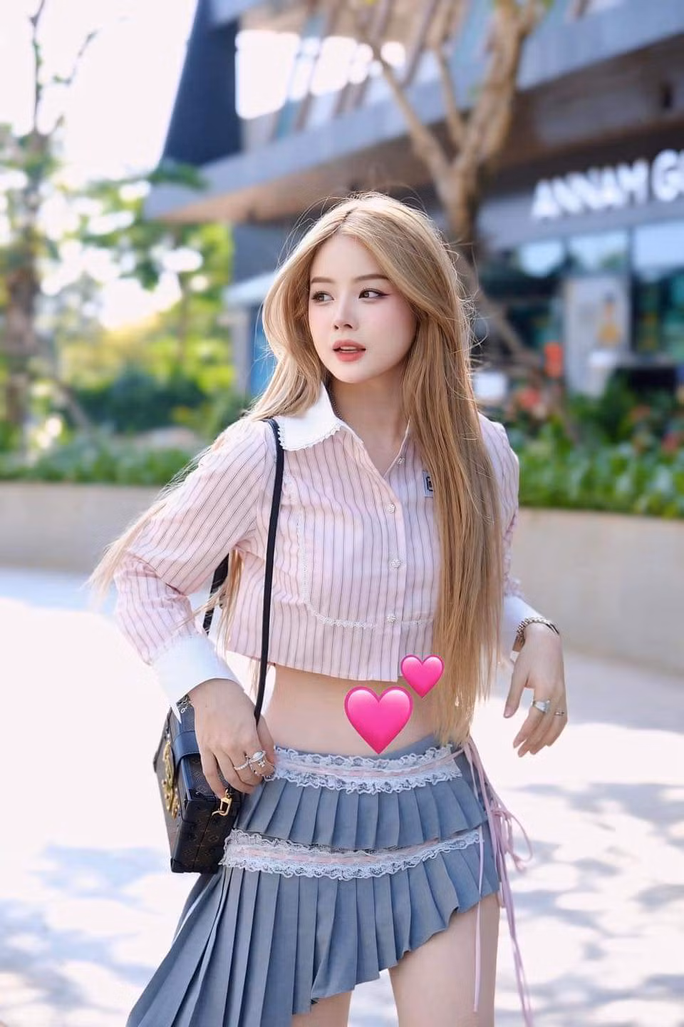 Đáng chú ý, việc thay đổi màu tóc thành màu sáng cũng khiến cho visual của hot girl làng DJ Việt Nam này thêm phần rạng rỡ, nổi bật.