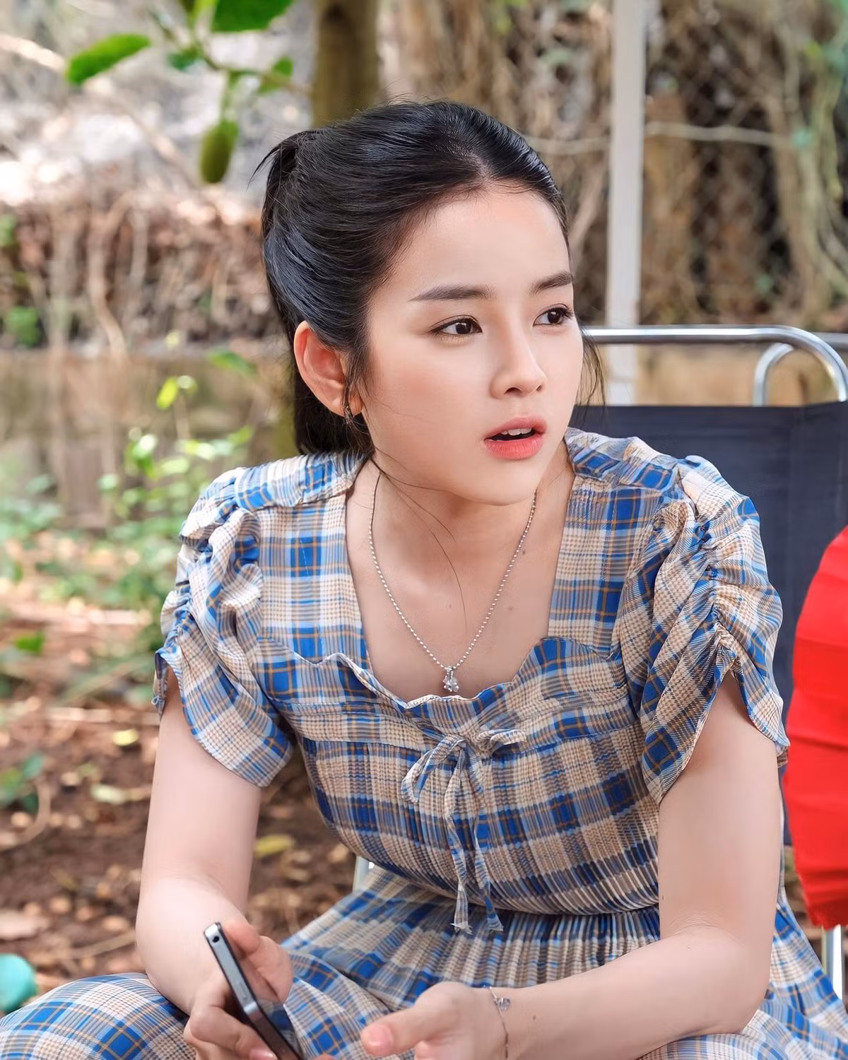 thắc mắc dùng chuyện tình cảm để PR phim, DJ Mie không ngại chia sẻ: "Tôi nghĩ rằng chuyện gì rồi cũng qua, bây giờ có nói thêm nữa cũng không được gì. Với vấn đề yêu đương, tôi xin phép giữ riêng 2 người biết. Tôi rất sợ việc mình chia sẻ chuyện cá nhân rồi mọi người lại nghĩ mình mượn cớ PR phim hay làm truyền thông cho cá nhân. Mà thực tế thì đâu phải, vậy nên tôi xin không nói quá nhiều về vấn đề này".