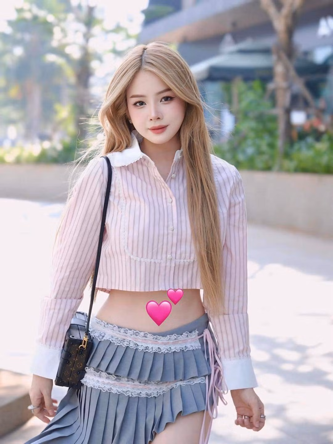 Có thể thấy, khi xuống phố, Mie thả dáng với bộ trang phục trẻ trung, năng động. Qua đó, nữ DJ cũng gây sốt khi khoe cận vòng 2 thon gọn.