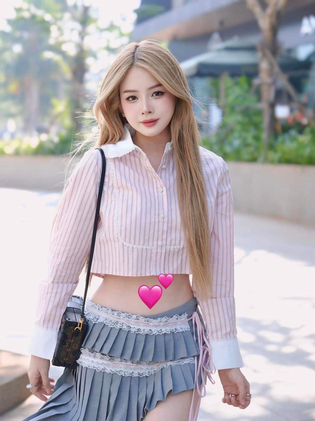 Có thể thấy, khi xuống phố, Mie thả dáng với bộ trang phục trẻ trung, năng động. Qua đó, nữ DJ cũng gây sốt khi khoe cận vòng 2 thon gọn.