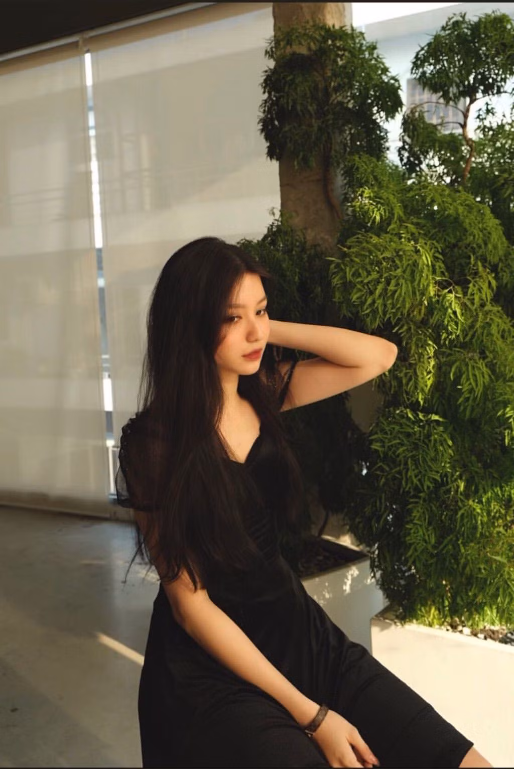 Vậy nên không có gì lạ khi mỗi lần lên hình, chưa có kiểu style trang phục nào có thể làm khó được Bâu.