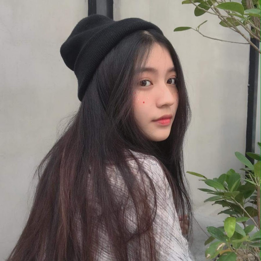 Thông tin trên tất nhiên cũng phải có cơ sở vì nhiều lần netizen bắt gặp Bâu ở ngoài, nhan sắc cũng không kém cạnh khi chụp bằng camera thường là mấy.