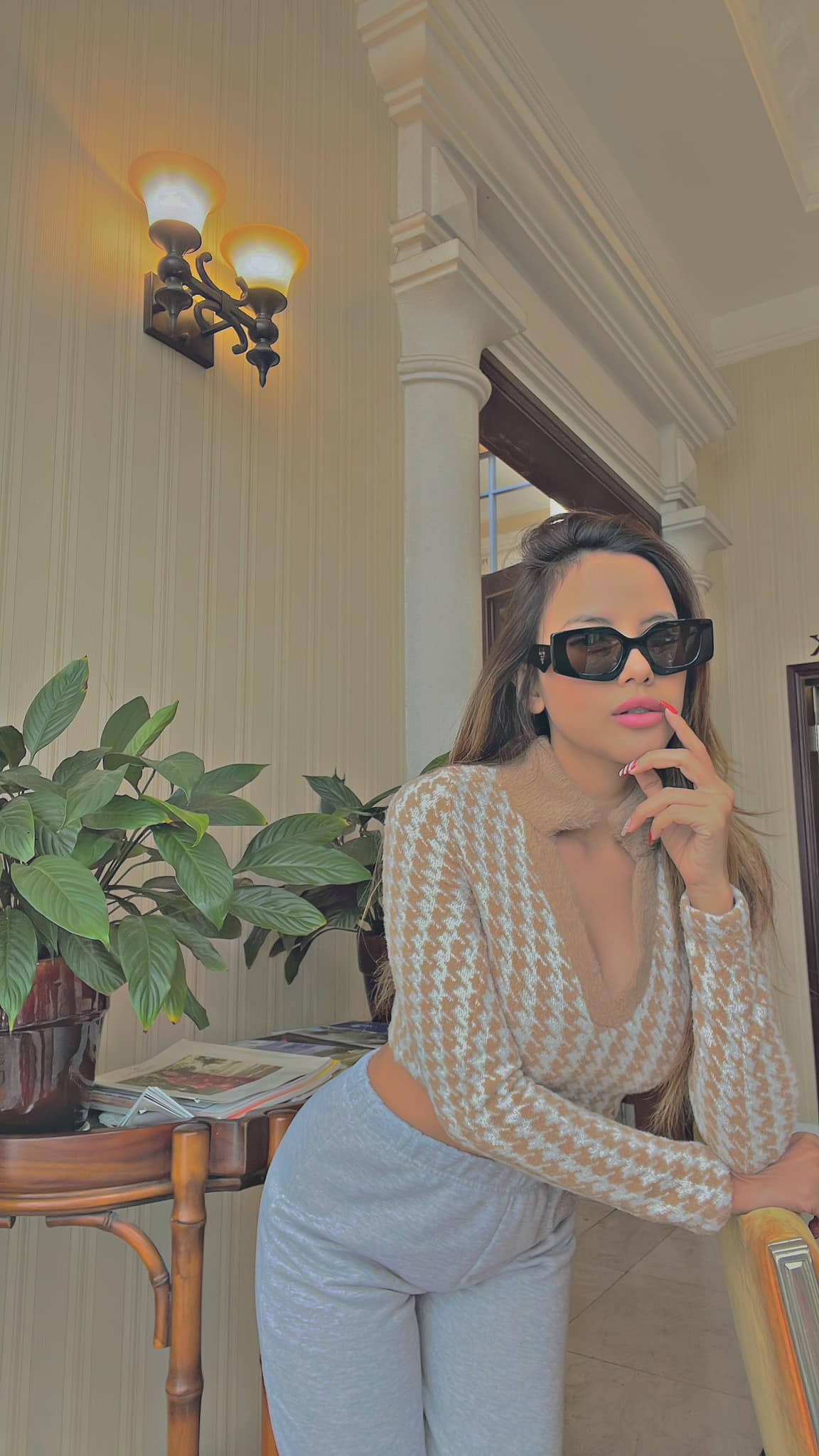 Ngoài vòng 1 căng tràn, nữ DJ sinh năm 1991 còn sở hữu vòng 2 săn chắc, có rãnh cơ và vòng 3 trái đào đầy gợi cảm.