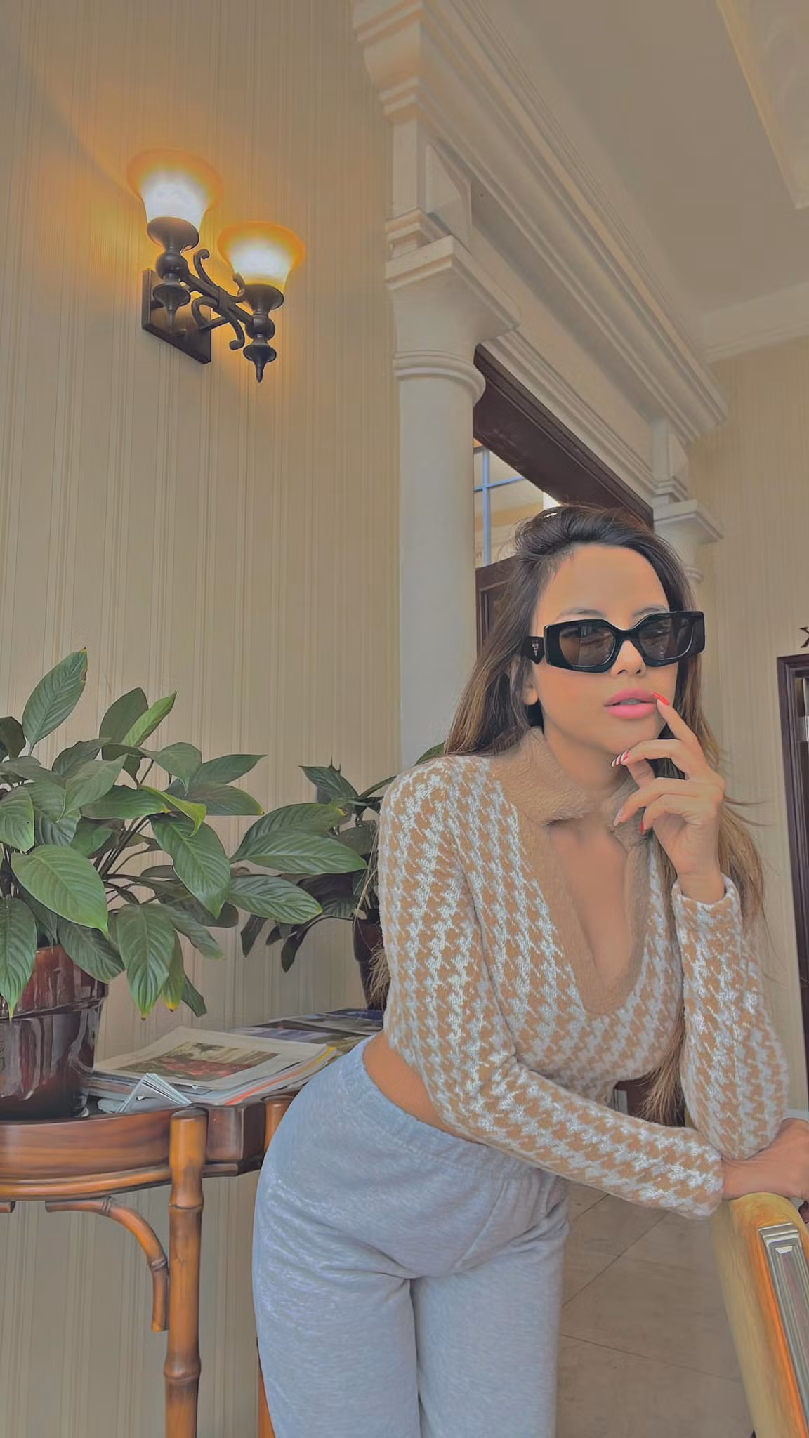 Ngoài vòng 1 căng tràn, nữ DJ sinh năm 1991 còn sở hữu vòng 2 săn chắc, có rãnh cơ và vòng 3 trái đào đầy gợi cảm.