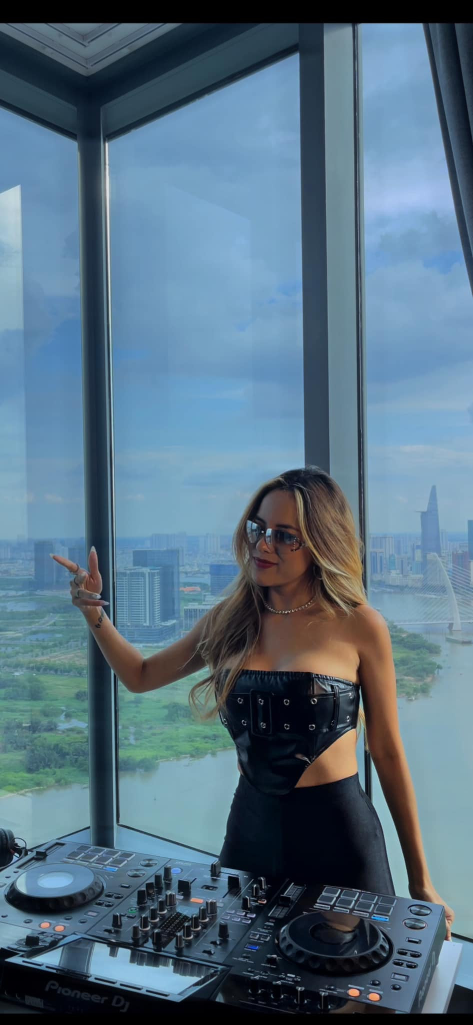 Dưới bài đăng, Myno nhận được hàng loạt lời khen của bạn bè, các fan. “Eo, body như tạc tượng thế này á em xinh”; “Body đẹp quá chị ơi”; “Dáng mượt quá chị ơi”…