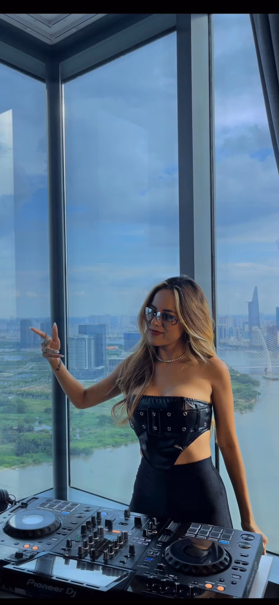 Dưới bài đăng, Myno nhận được hàng loạt lời khen của bạn bè, các fan. “Eo, body như tạc tượng thế này á em xinh”; “Body đẹp quá chị ơi”; “Dáng mượt quá chị ơi”…