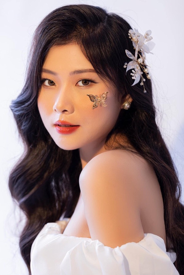 Tương lai của bạn, và cả mình nữa sẽ không biết phải rơi nước mắt biết bao nhiêu lần, nhưng cũng sẽ có nụ cười thôi, vì cuộc sống mà khi ta không may mắn theo cách này, sẽ lại được may mắn theo cách khác", Khánh An bộc bạch.