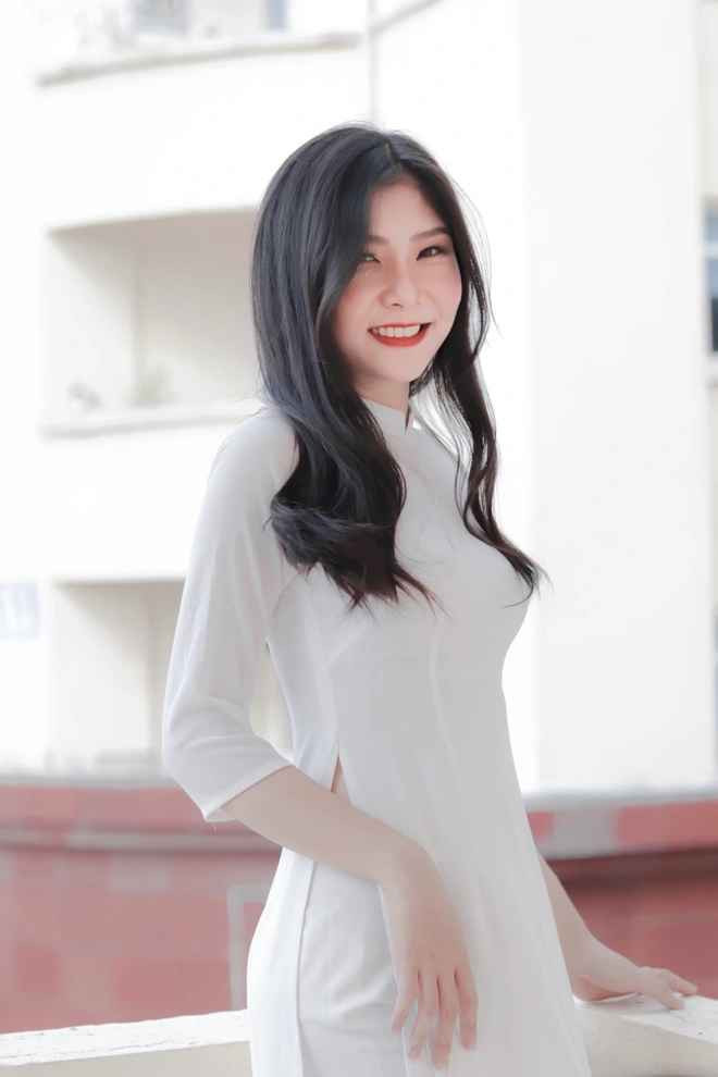 Có thể nói, Khánh An ở thời điểm hiện tại là một cô MC tài năng, luôn vui tươi và tràn đầy năng lượng. Nhưng quay ngược trở về quá khứ, cô bạn sinh năm 20900 này là một cô gái nhút nhát, tự ti chỉ dám lặng lẽ đứng sau ánh đèn sân khấu nhìn hào quang của người khác.