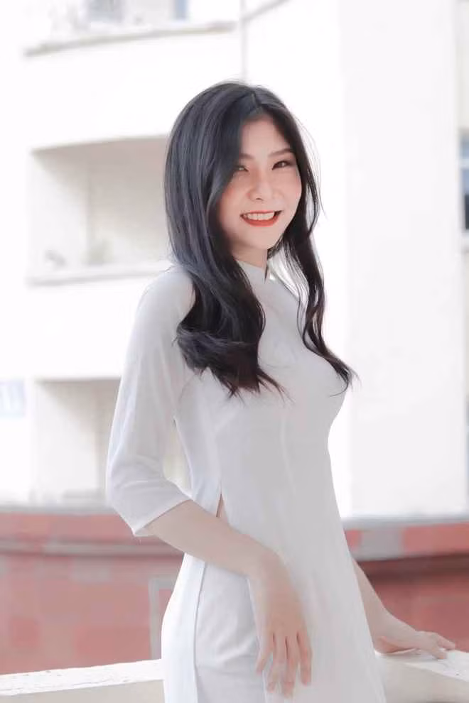 Có thể nói, Khánh An ở thời điểm hiện tại là một cô MC tài năng, luôn vui tươi và tràn đầy năng lượng. Nhưng quay ngược trở về quá khứ, cô bạn sinh năm 20900 này là một cô gái nhút nhát, tự ti chỉ dám lặng lẽ đứng sau ánh đèn sân khấu nhìn hào quang của người khác.