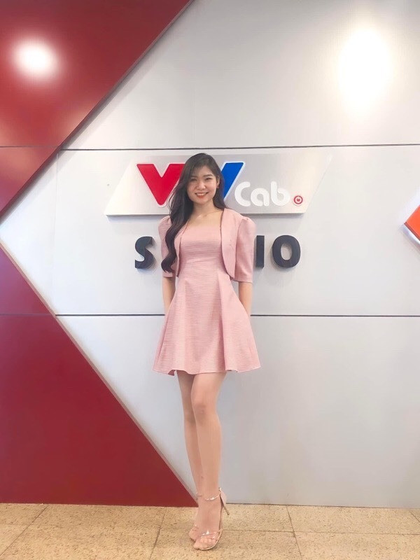 Khánh An chia sẻ: "Đừng vì những hình ảnh lấp lánh ánh sáng của người khác mà thấy tự ti hay áp lực về bản thân. Bản thân mình cũng lắm chuyện không thành, những câu chuyện buồn mà ánh đèn không chiếu tới. Mình vẫn tiếp tục bước đi, dù chẳng biết bước chân ấy sẽ đưa mình đến đâu...